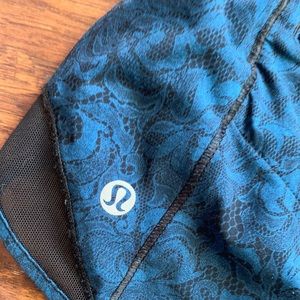 Lululemon Hotty Hot Short w/ drawstring size 6